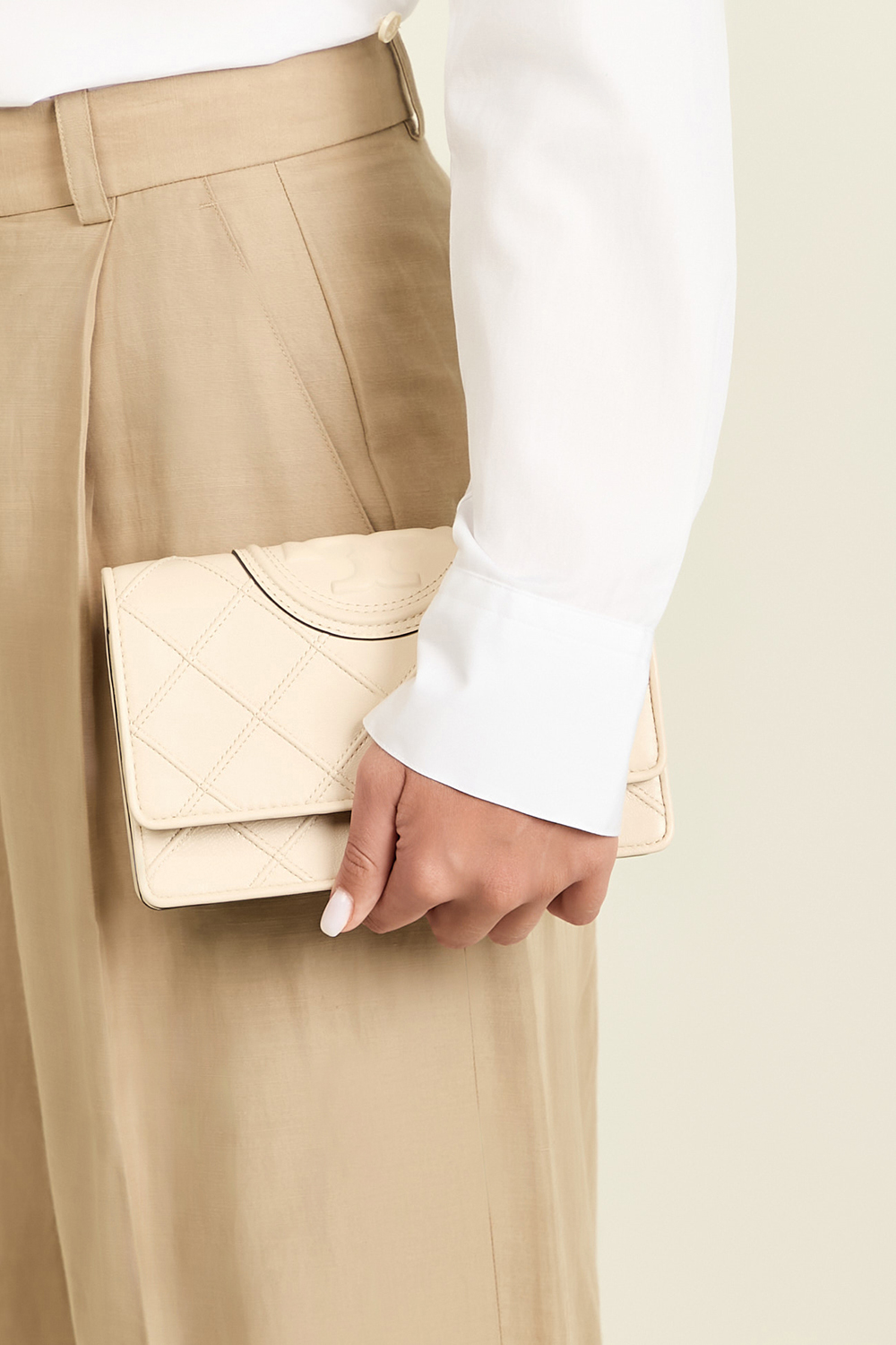 תמונת כל הלוק של תיק ארנק TORY BURCH
